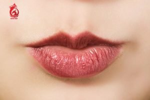 Môi trên nhỏ hơn môi dưới